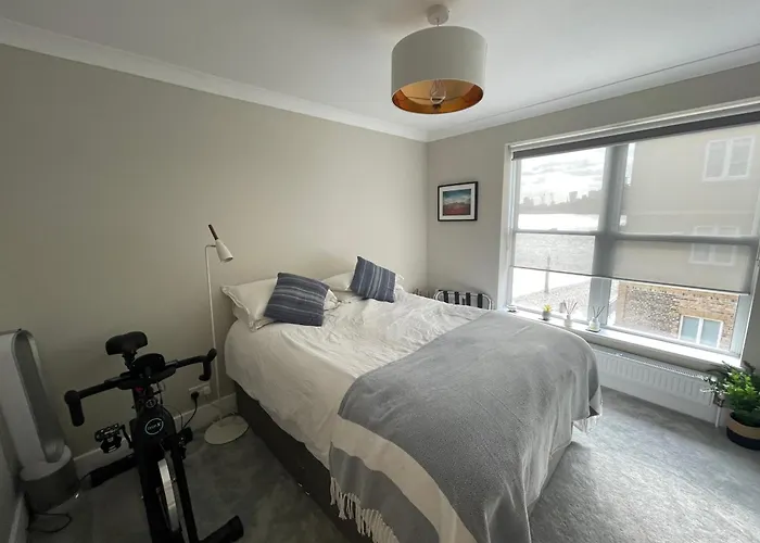 Private Riverside Bedroom In Limehouse, Central London