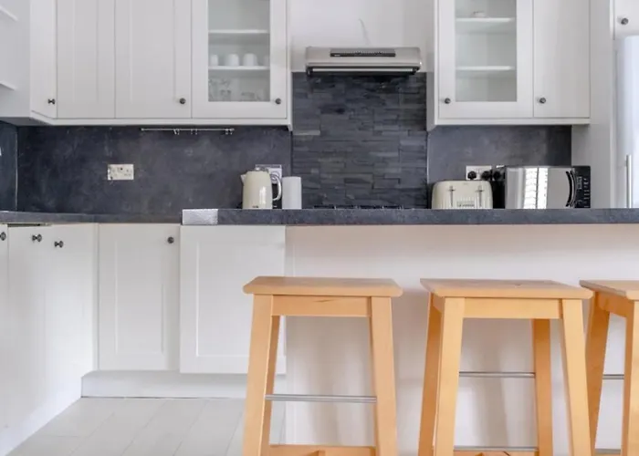 Airy 2 Bedroom Apartment Next To Clapham Common