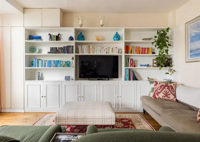 Traditional Treasure - 3 Bedroom Home By Hyde Park