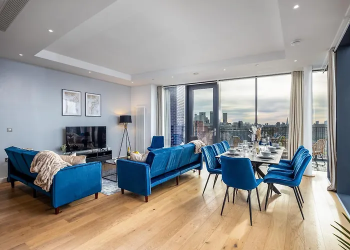 Luxury & Spacious 2 Bedroom Apt With City Views