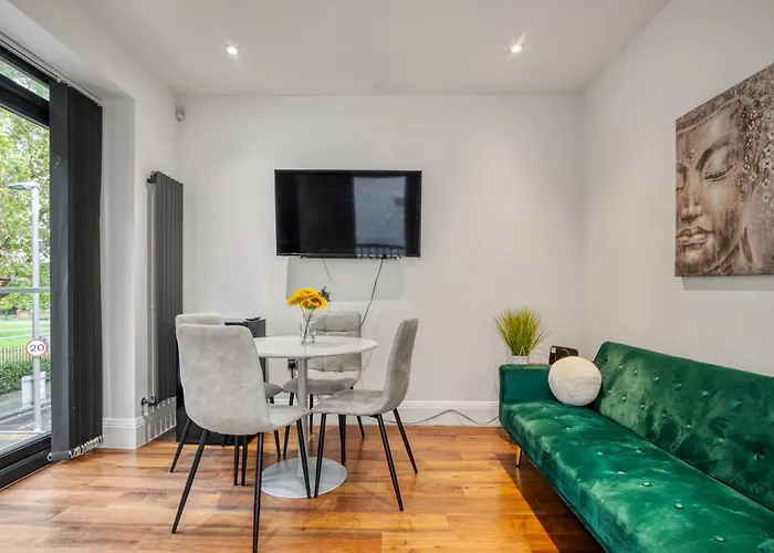 2 Bed 2 Bath Balcony View Wimbledon Tennis