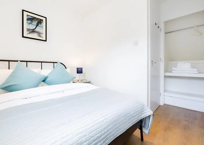 Cosy 4 Bed Apt In Central London- Sleeps 8