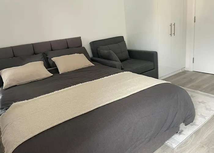 Studio Flat Private Shower Wc And Kitchenette