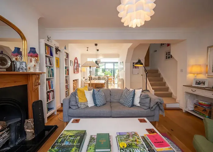 Pass The Keys Stylishly Designed London Townhouse - Garden Oasis