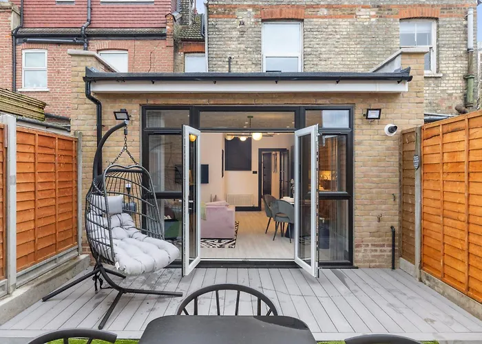 Unwind In Style 2Br With Cozy Backyard For Groups