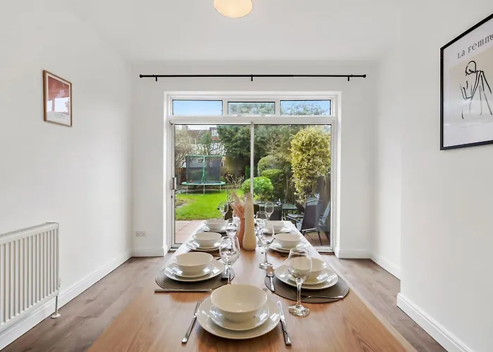 4 Bedroom House & Free Parking Close To Kensal Rise Station