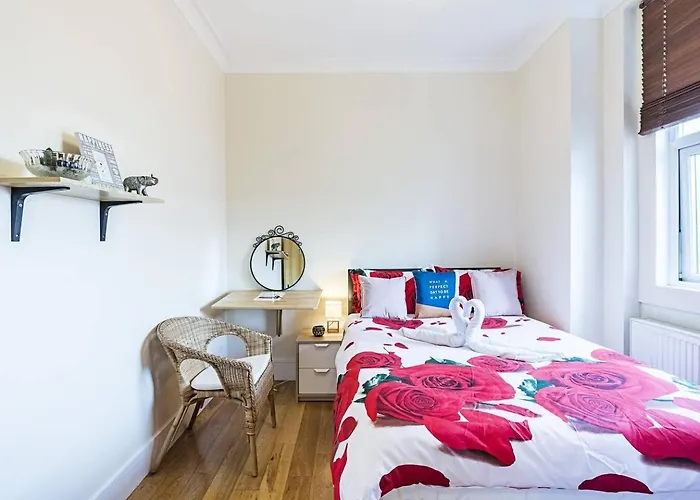 Private Homely Bedroom In Kensington R1
