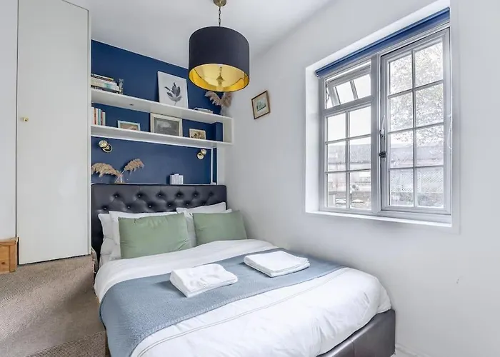 Studio Flat In Victorian West Kensington Mansion With Balcony
