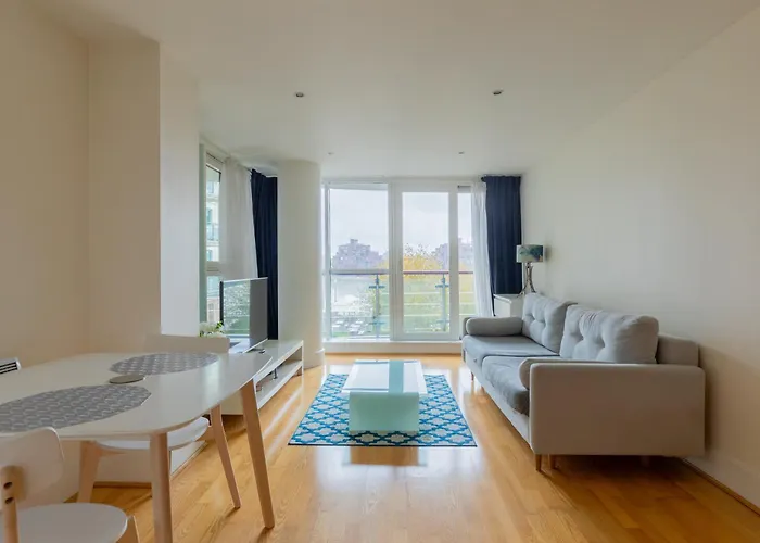 Sleek 1Bd Flat With View Of The River Thames