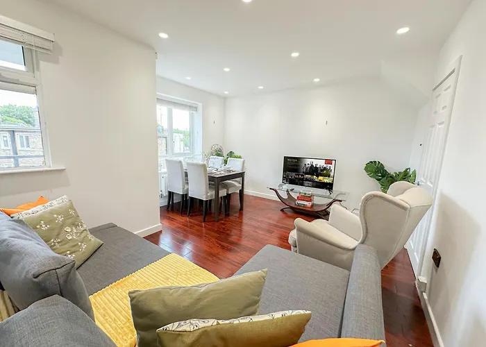 Cozy 2-Bedroom Flat With Private Balcony Near Islington Station, Canonbury