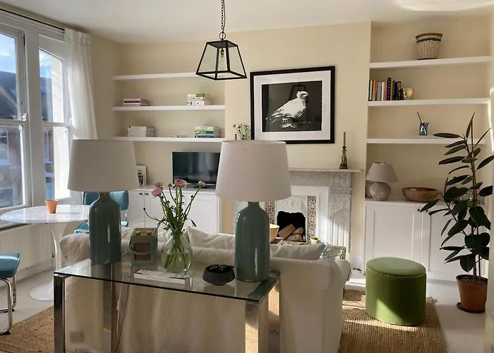 Pretty Putney Flat Close To The River