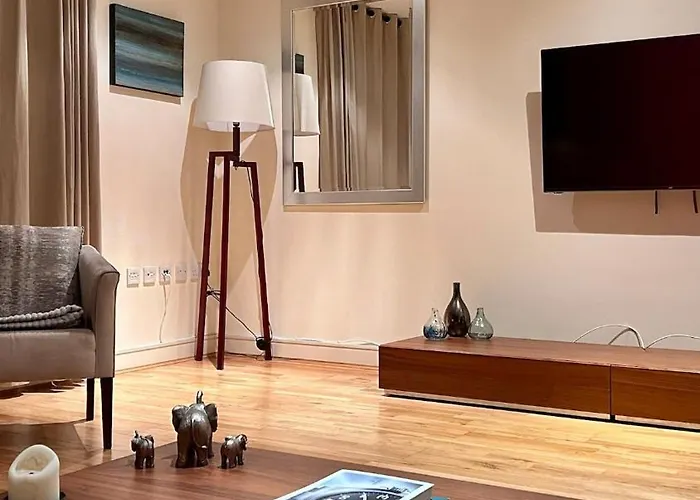 Comfortable & Well-Located 2 Bed Apartment In Chelsea