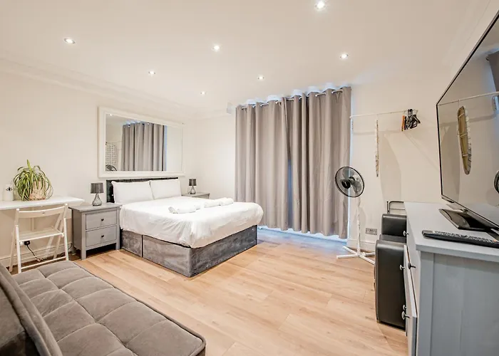 Stylish Elegant Hyde Park Studio Flat