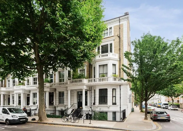 Beautiful 2-Bed, 2 Bathrooms Flat In Zone 1, - Just Minutes Walk To High Street Kensington, Earls Court, Hyde Park