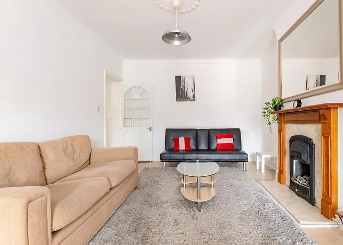 London Flat Near Wembley, Self Check In, Garden