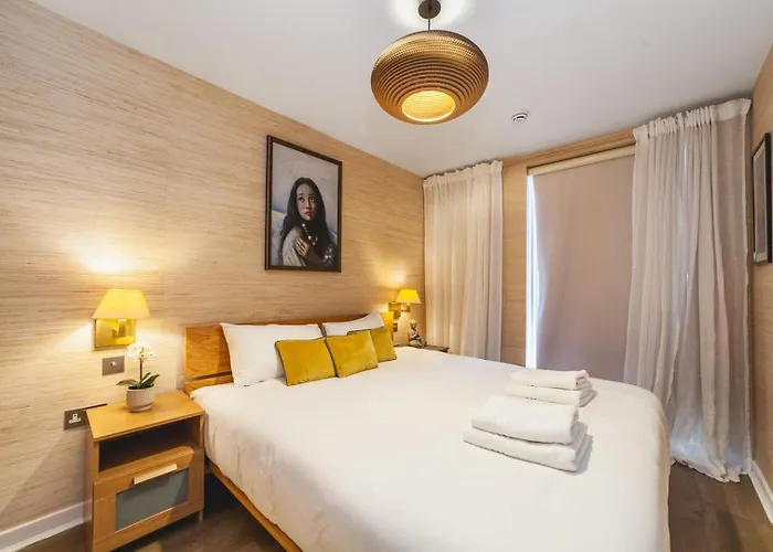 Cosy 2-Bed Poplar Flat W/ City Views