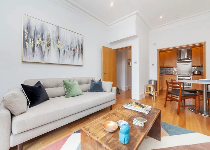 Beautiful Comfy 2 Bdr Apt With Balcony, Chelsea