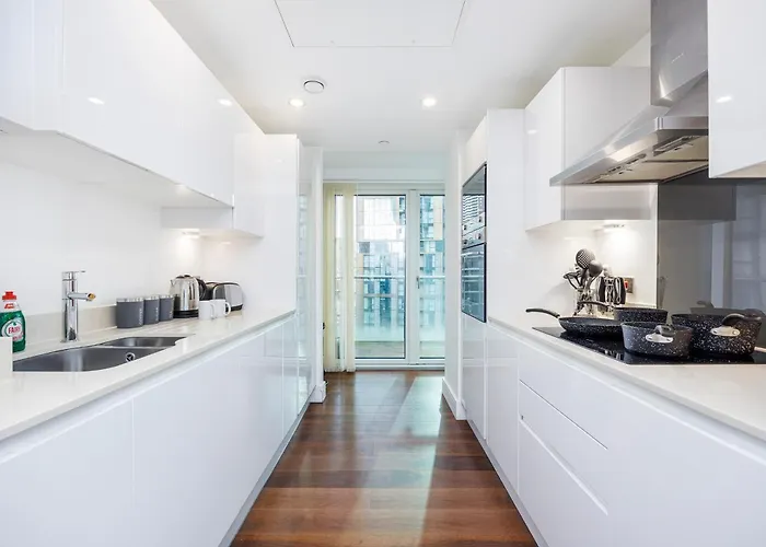 3 Bed Apartment In Canary Wharf, Weekly & Monthly Offers