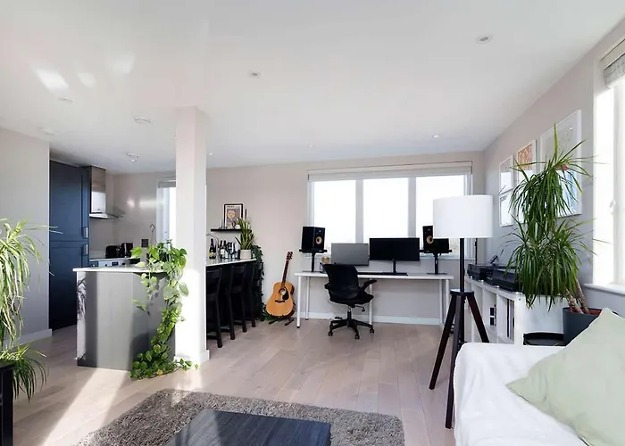 Charming & Modern Flat With Balcony