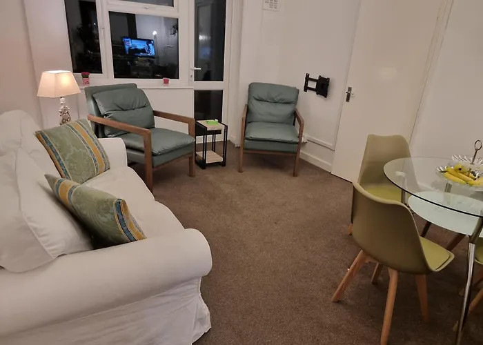 Conveniently Located Comfortable Apartment Close To Notting Hill
