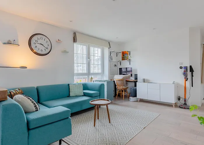 Bright Well Located 2Bd Flat South East London