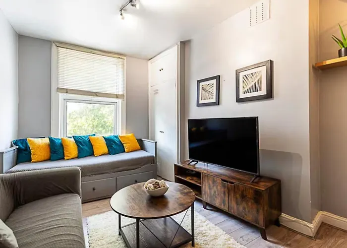 Clapham - Central 3 Bedroom Flat