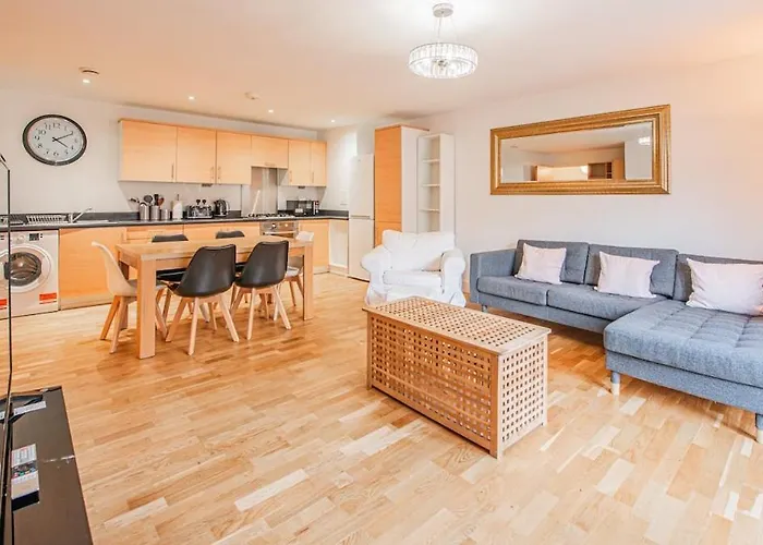 Stylish Spacious 3 Bed Home 5Min Walk From Station