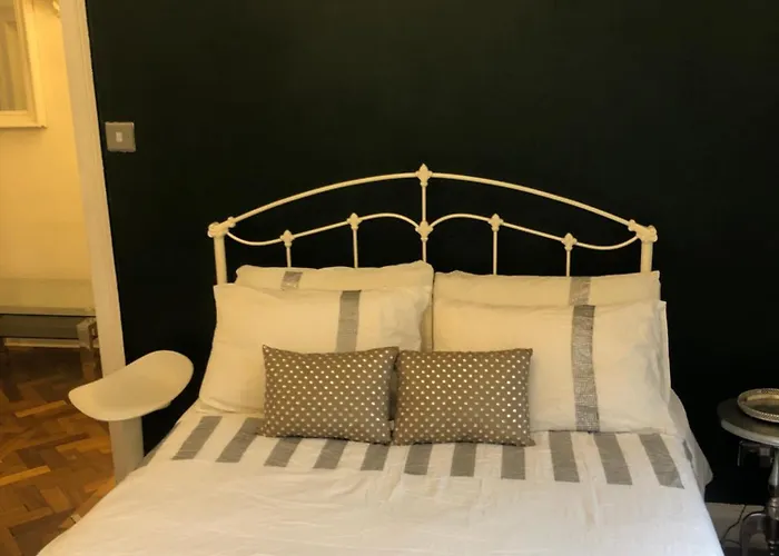 Luxury, One-Bedroom Street Property Central London