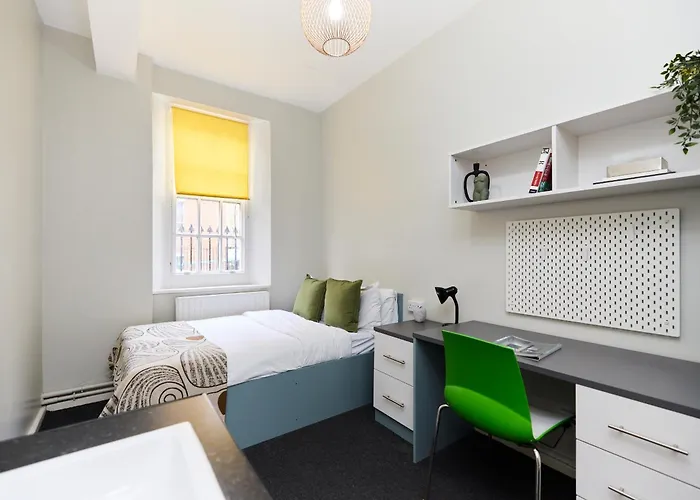 Classic Room 07 - Louise House Summer Youth Accommodation