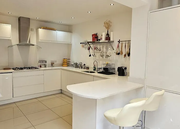 Beautiful 4 Bedroom House With Separate Office & Garden