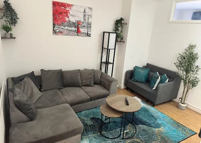 Spacious 2B Apt Zone 2 Sleeps 4 F5