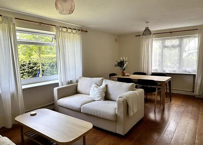 Quiet Two-Bedroom Flat In Chiswick
