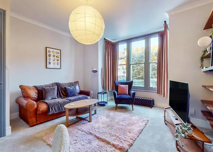 Bright 1-Bedroom Flat With Great Transport Links