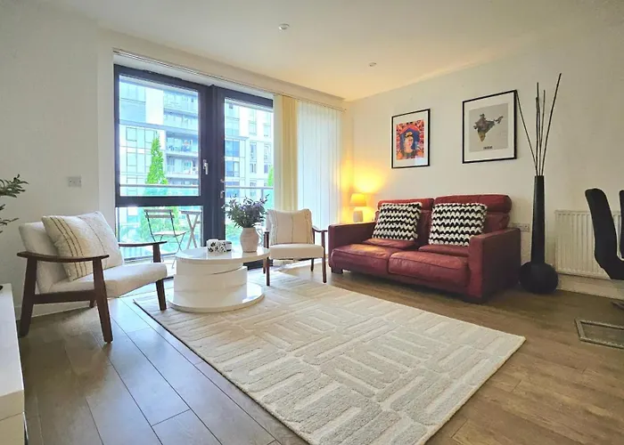Athera - Festival Quarter, Canary Wharf 2 Bed, 2 Bath Apartment With Balcony And Gym Facility