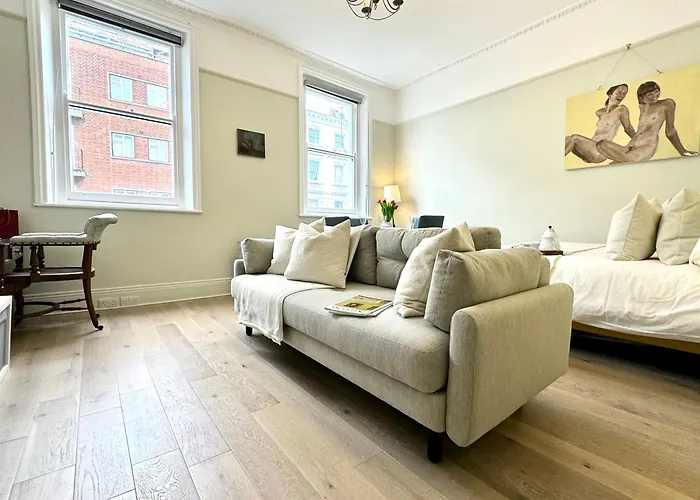 Chic Marylebone Village W Premium Mattress And 55 Inch Tv, By The Design Traveller