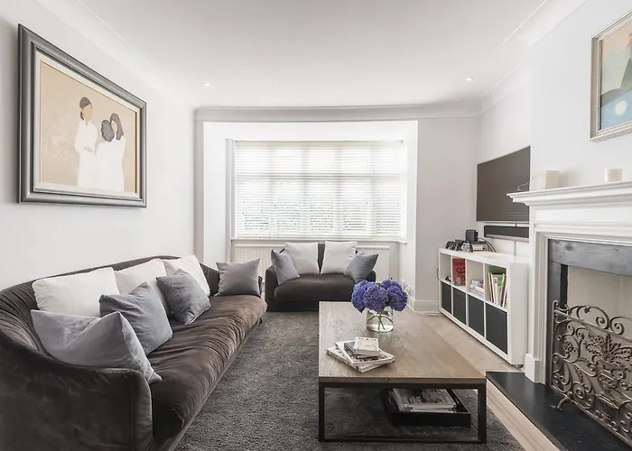 Fashionable Family Home In Southfields