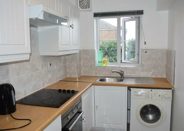 1 Bedroom Apartment Ponders End