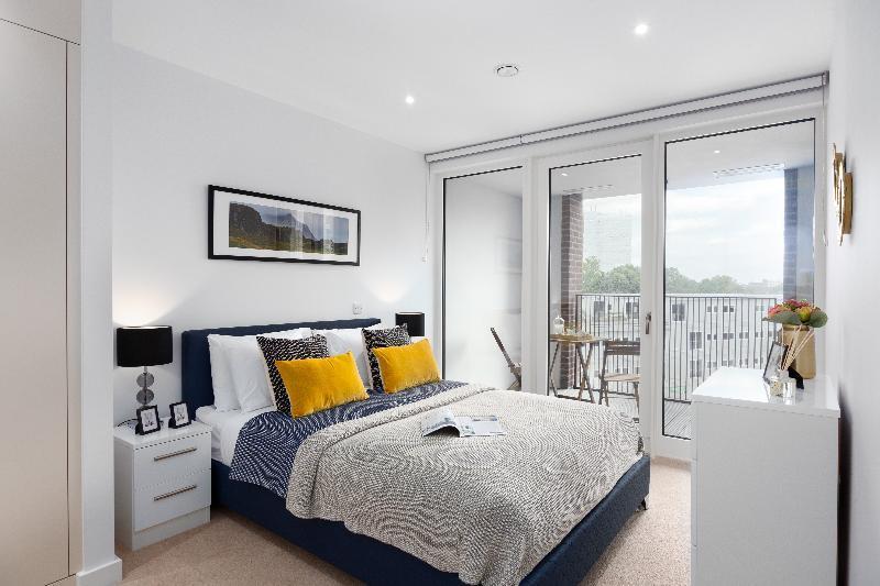 Two Bedroom Serviced With Balcony In Weymouth Building, Deacon Street Londen