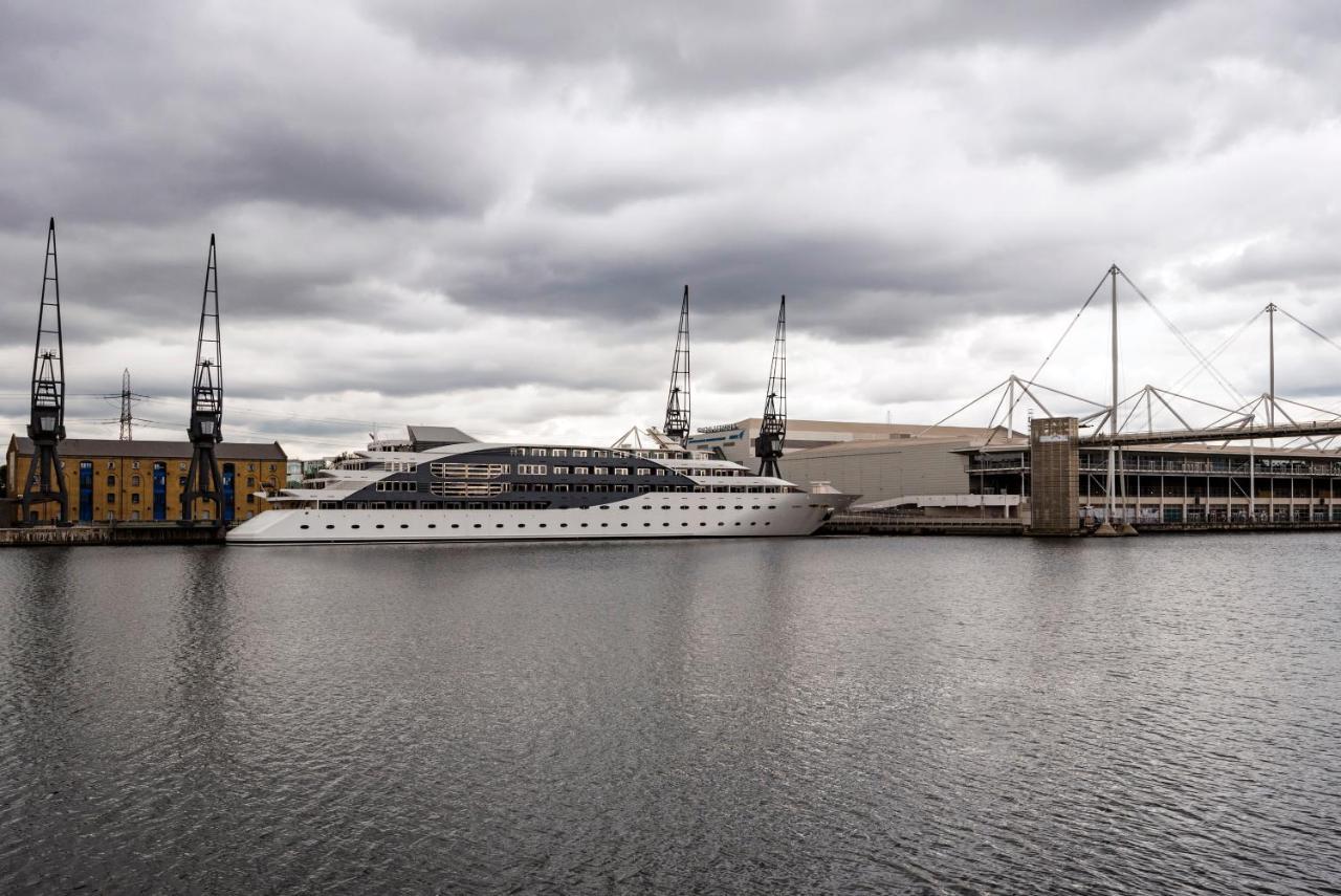 Panoramic Docklands With Waterfront Views Londen