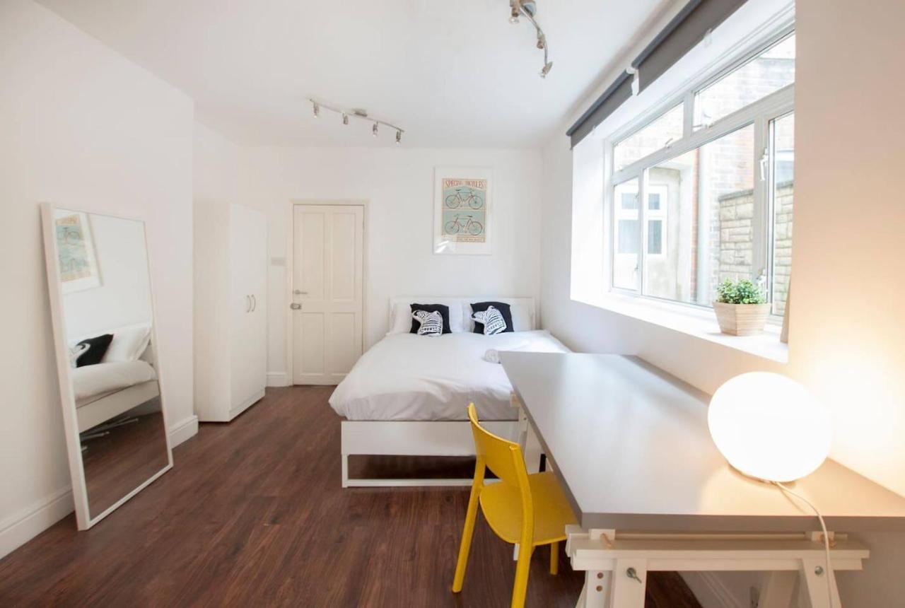 Tooting Broadway & By Primecityhosts Pensión 5*