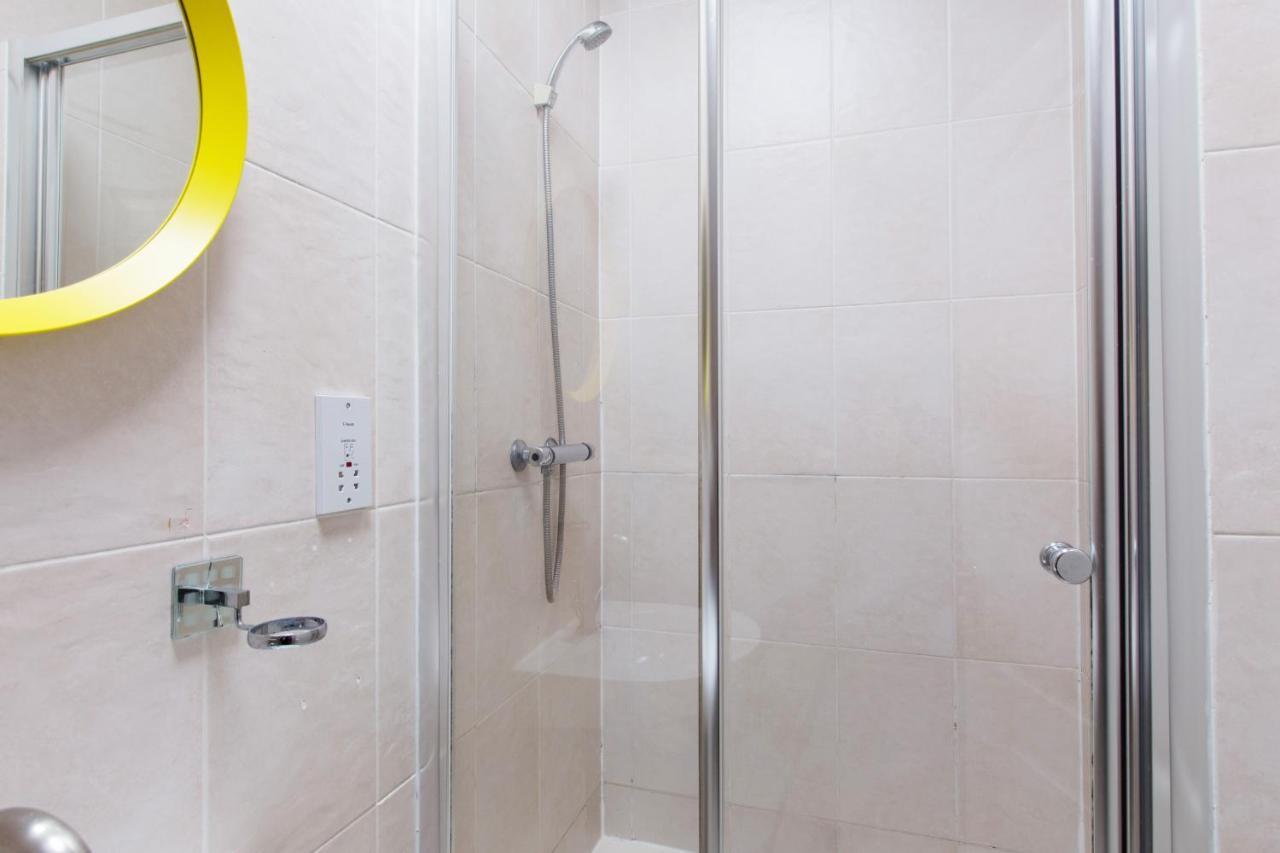 Tooting Broadway & By Primecityhosts Pensión 5*