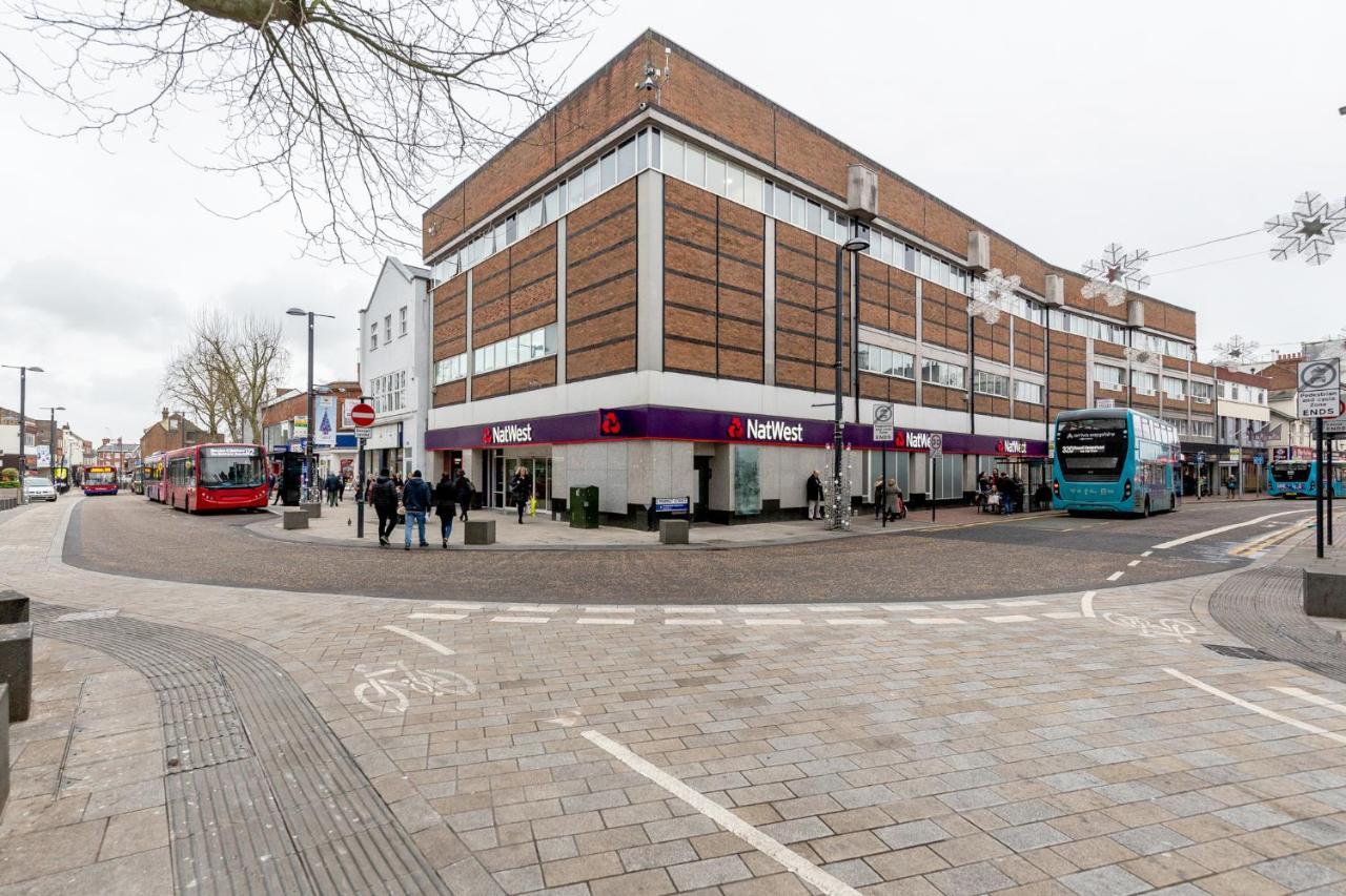 Watford Town Centre, Serviced One Bed Flat With Choice Of King Or Twin Beds, Sleeps Up To 4 Sharing, Free Wifi And Free Movies Appartement Londen