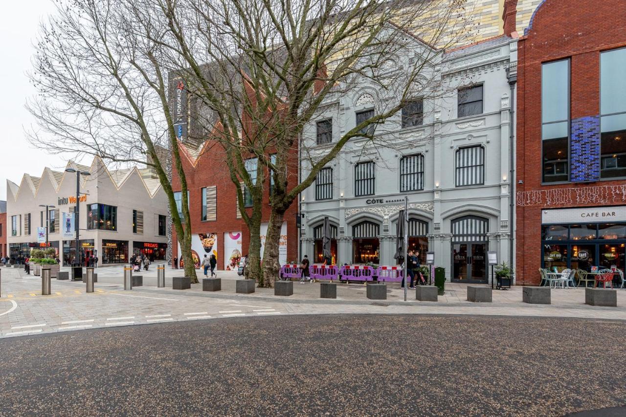 Watford Town Centre, Serviced One Bed Flat With Choice Of King Or Twin Beds, Sleeps Up To 4 Sharing, Free Wifi And Free Movies Londen
