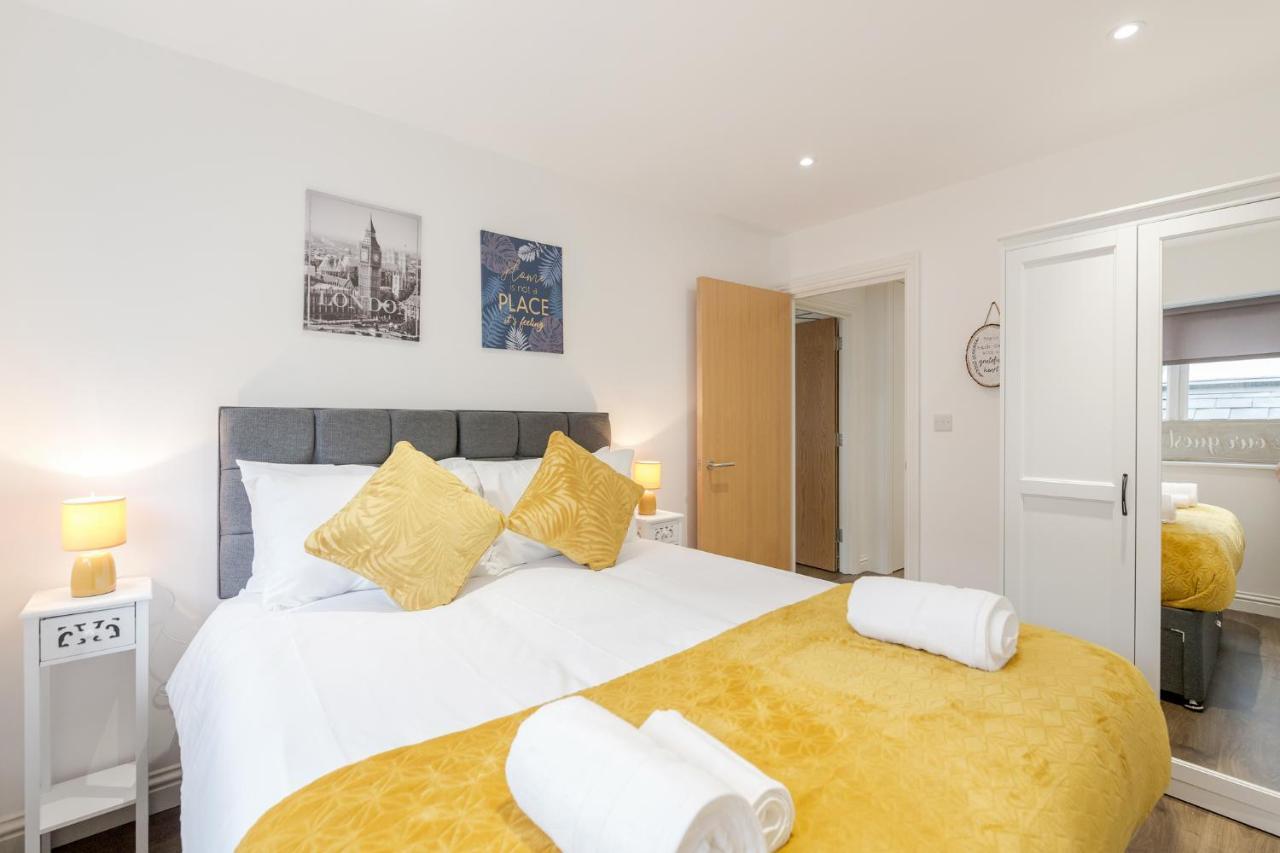 Watford Town Centre, Serviced One Bed Flat With Choice Of King Or Twin Beds, Sleeps Up To 4 Sharing, Free Wifi And Free Movies Londen