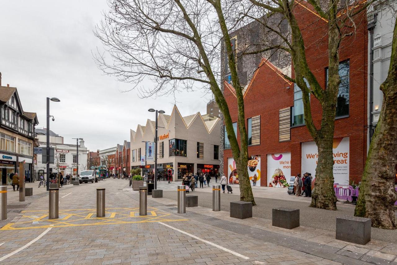 Watford Town Centre, Serviced One Bed Flat With Choice Of King Or Twin Beds, Sleeps Up To 4 Sharing, Free Wifi And Free Movies Appartement Londen