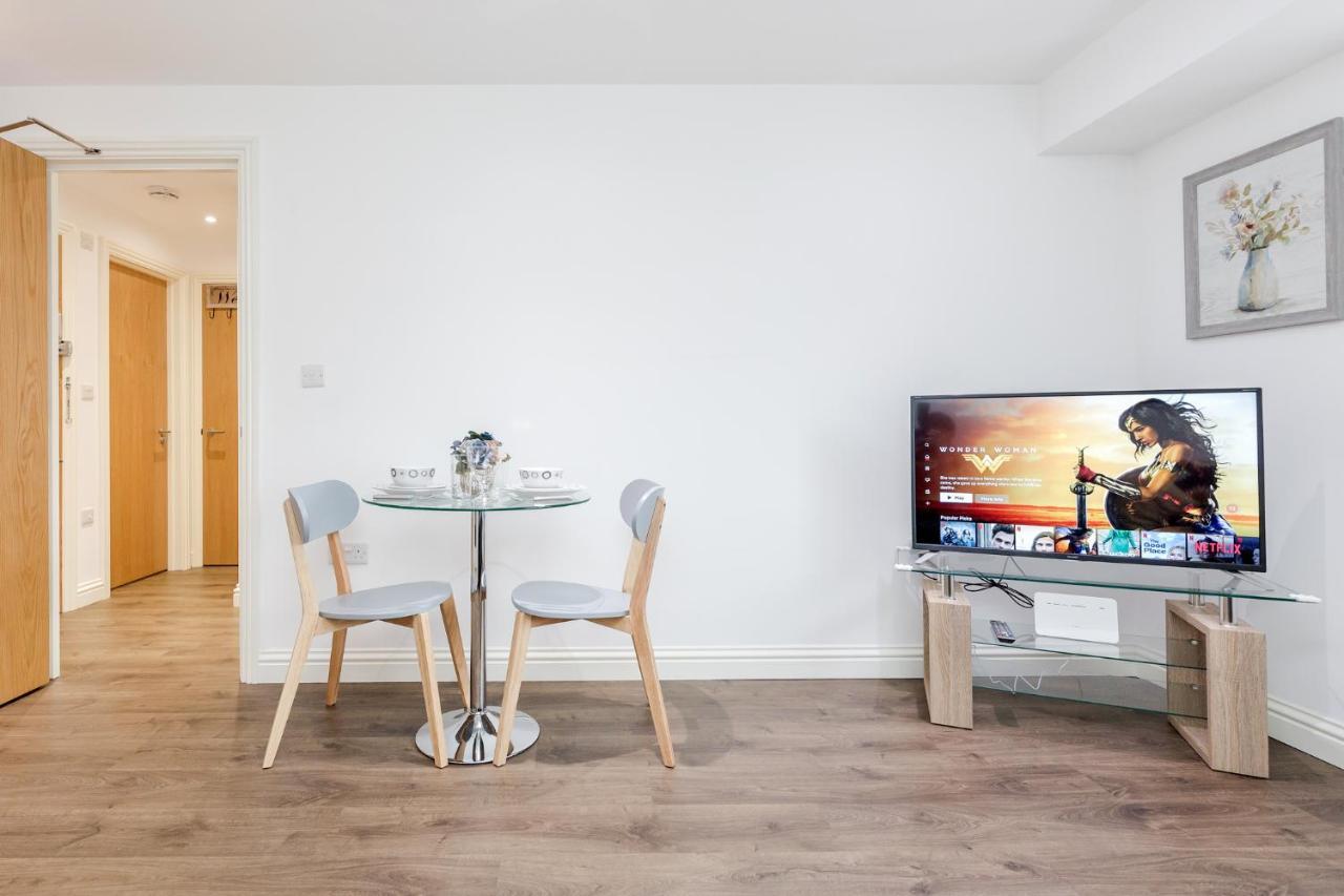 Watford Town Centre, Serviced One Bed Flat With Choice Of King Or Twin Beds, Sleeps Up To 4 Sharing, Free Wifi And Free Movies Appartement *