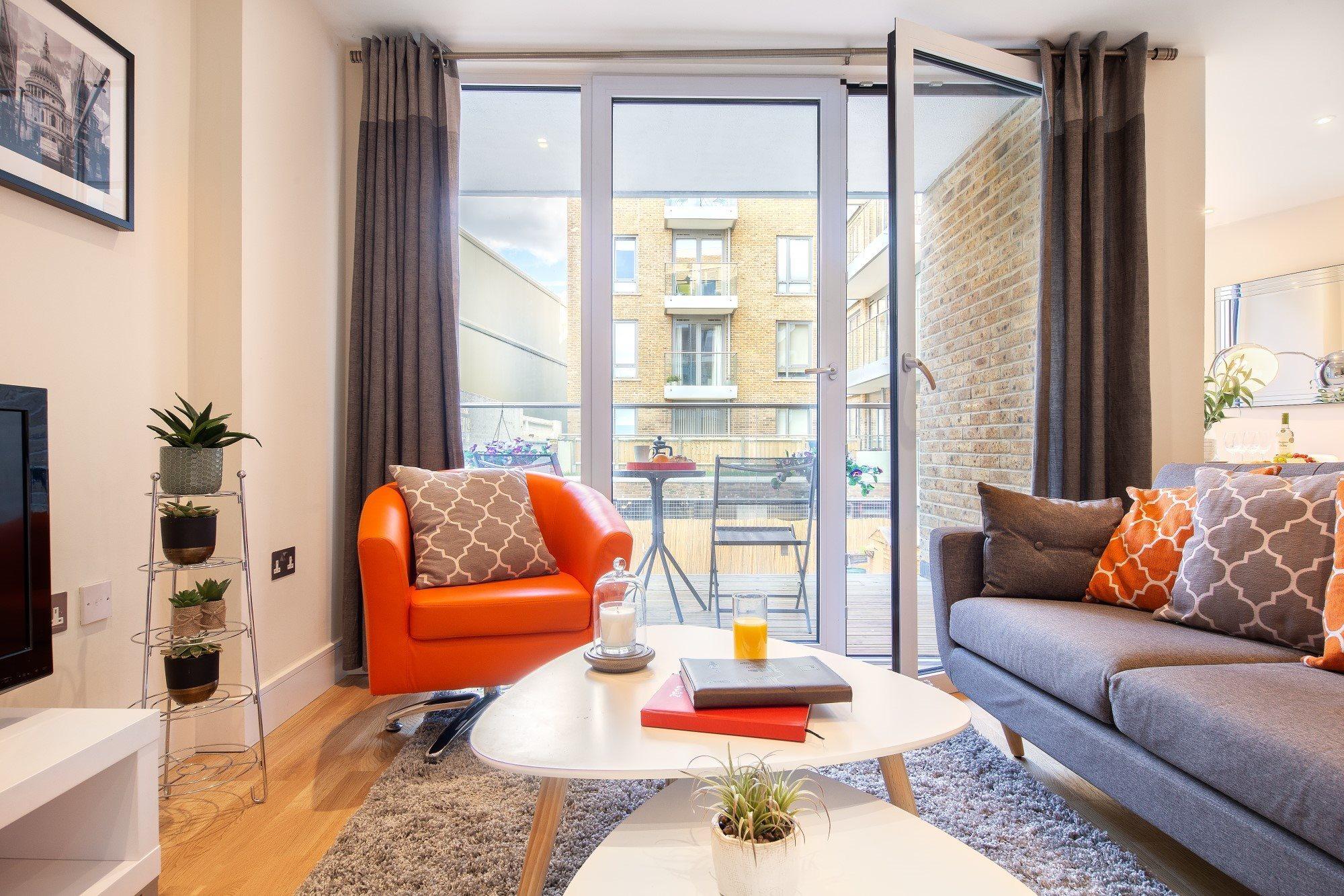Two Bedroom Serviced With Balcony In Weymouth Building, Deacon Street Londen