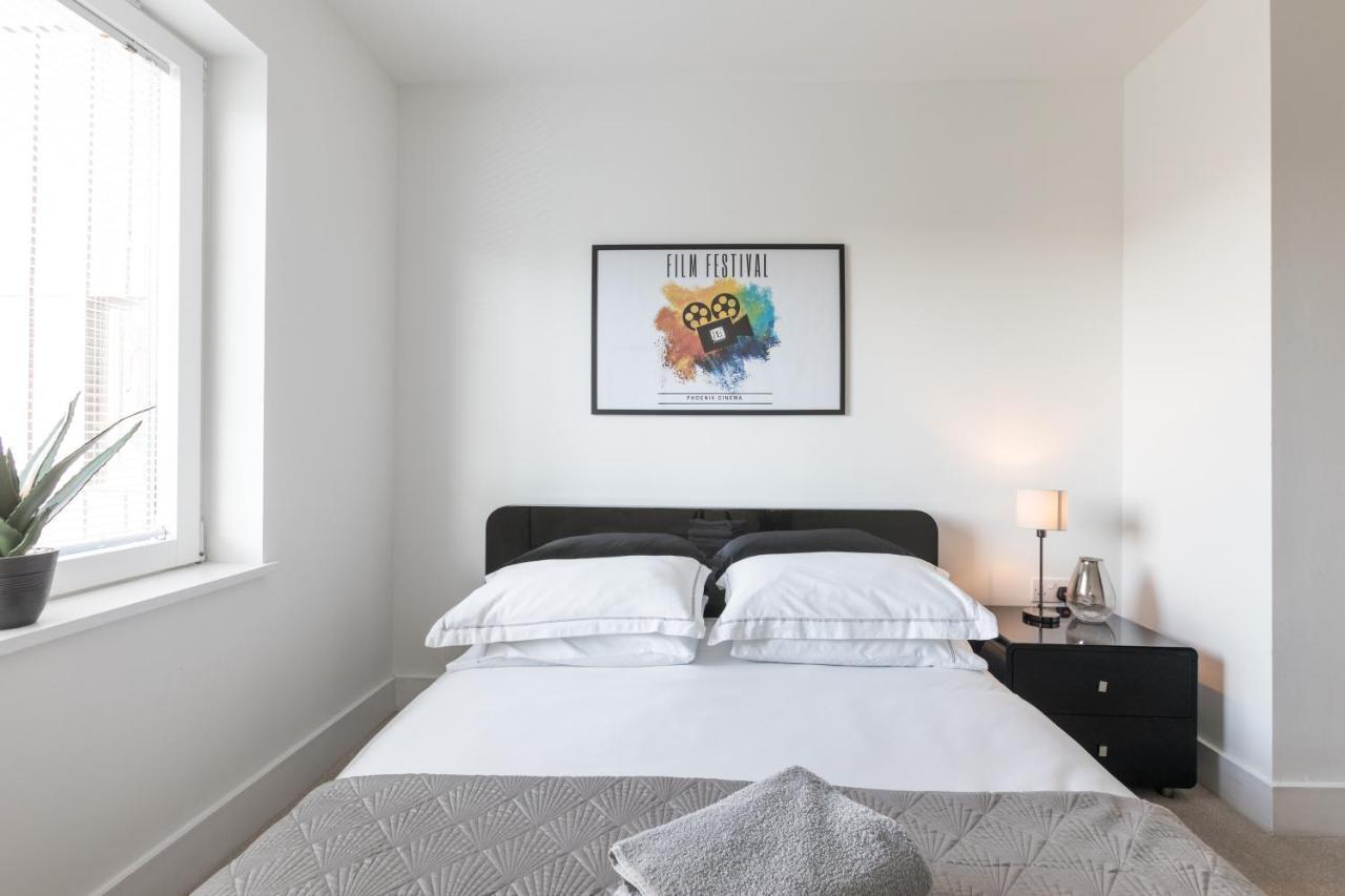 Luxury 2-bed Flat Parking And Close To The Tube Apartment