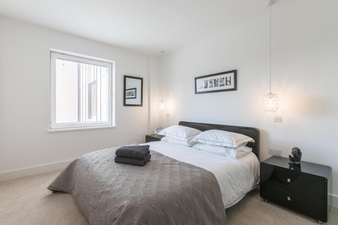 Luxury 2-bed Flat Parking And Close To The Tube Apartment