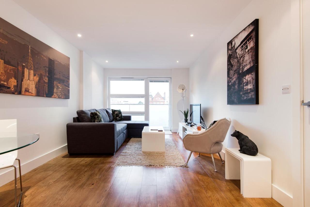 Luxury 2-bed Flat Parking And Close To The Tube Apartment
